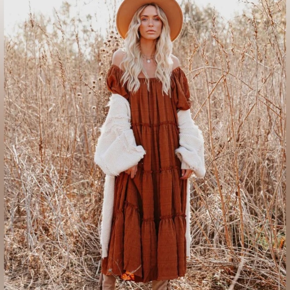 NWT Vici puff sleeve tiered midi dress